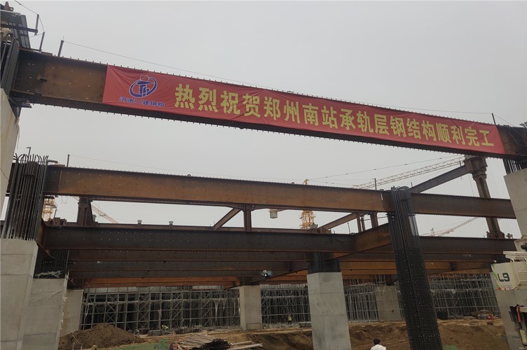 最后一根鋼梁就位_副本.jpg 最后一根鋼梁就位_副本.jpg