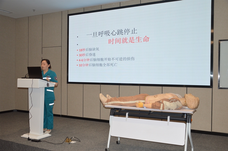 圖片1:心肺復(fù)蘇術(shù)講解及現(xiàn)場真人模擬操作-1_副本.jpg 圖片1:心肺復(fù)蘇術(shù)講解及現(xiàn)場真人模擬操作-1_副本.jpg