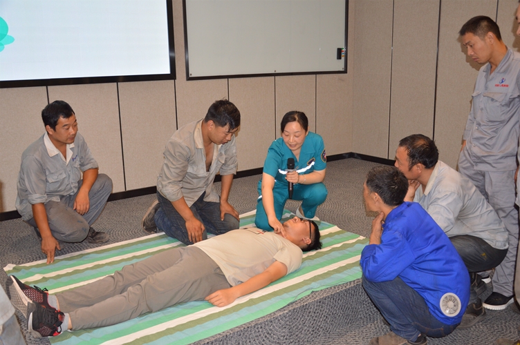 圖片2:心肺復(fù)蘇現(xiàn)場真人模擬操作指導(dǎo)-1_副本.jpg 圖片2:心肺復(fù)蘇現(xiàn)場真人模擬操作指導(dǎo)-1_副本.jpg